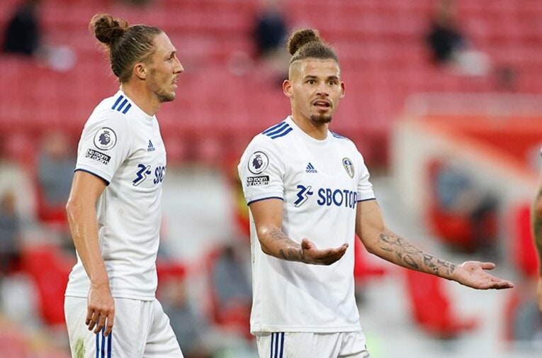 写真右。今季のニューフェイスとして注目度が高い24歳。局面を打開するパスと献身的な守備でリーズを牽引する　©AFLO