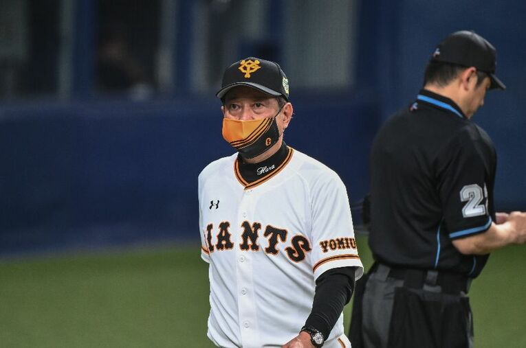 シリーズ2連敗となった原巨人。Twitterでは「巨人のマスクが気になるみなさん」が話題になったが… ／ photograph by Nanae Suzuki