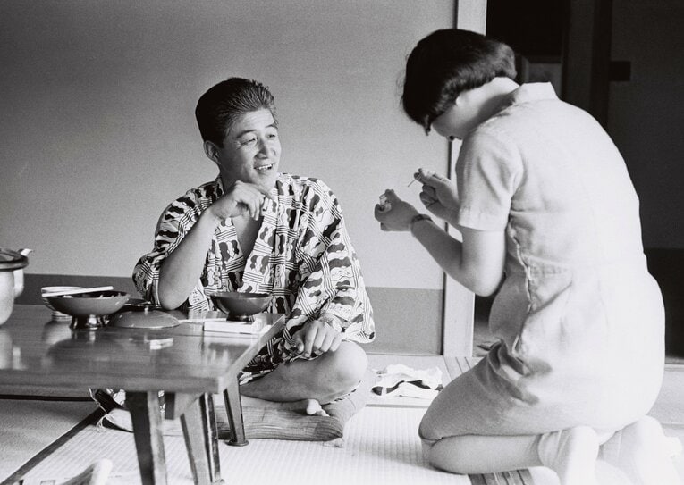 遠征先の旅館で（2/5）…阪急時代の西本幸雄監督　 ©BUNGEISHUNJU