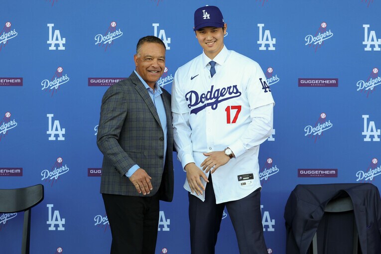 入団会見でロバーツ監督と笑顔を見せた大谷　©Getty Images