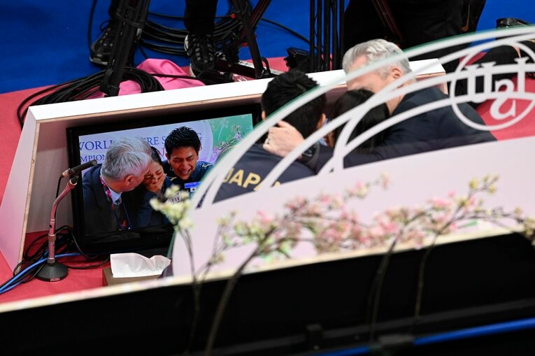 2023年世界選手権フリーの演技後、キスアンドクライにて。得点が優勝スコアを表示し、抱き合う2人　©Asami Enomoto