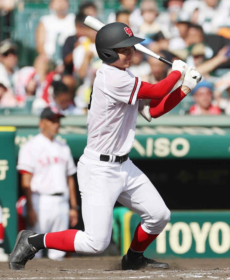 打つ三宅一誠　©JIJI PRESS