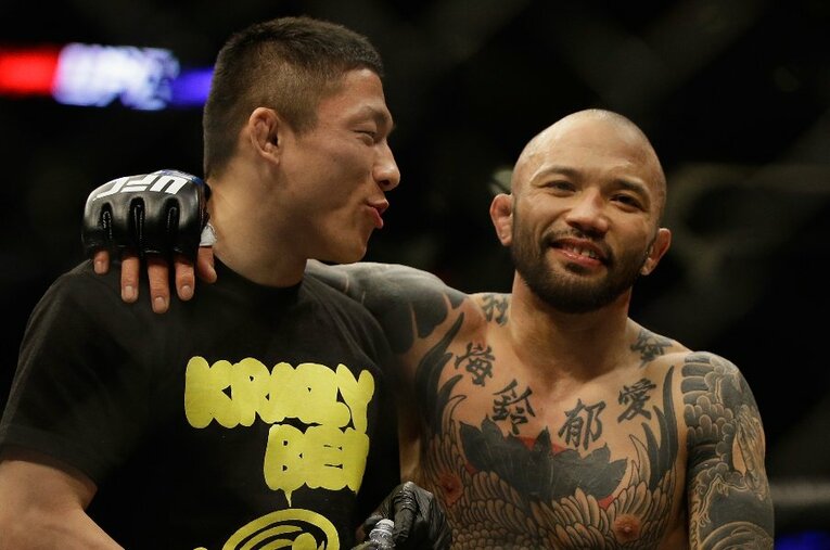 2018年9月、胃がんによって41歳で他界した山本“KID”徳郁（右）。左は弟子の堀口恭司（2015年のUFCで） ／ photograph by Getty Images