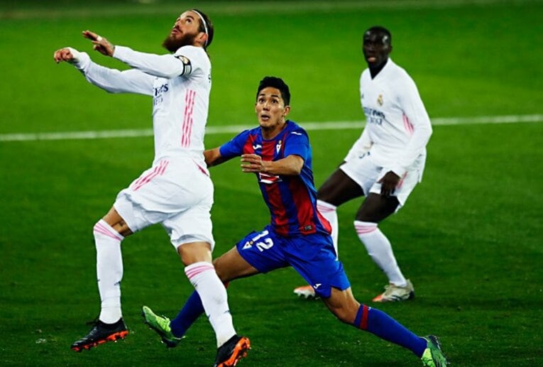 ヘディングでの折り返し、セルヒオ・ラモスの腕に当たったように見えたが……