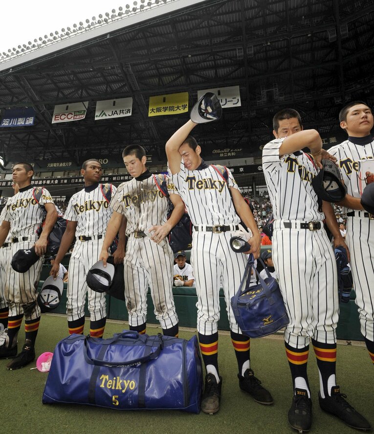 県岐阜商に敗れ、号泣する山﨑（右から３人目）ら帝京の選手たち　©︎KYODO