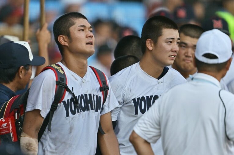 県立岐阜商に敗れ、甲子園を後にする横浜・奥村頼人（右）、阿部葉太（左） ／ photograph by Hideki Sugiyama