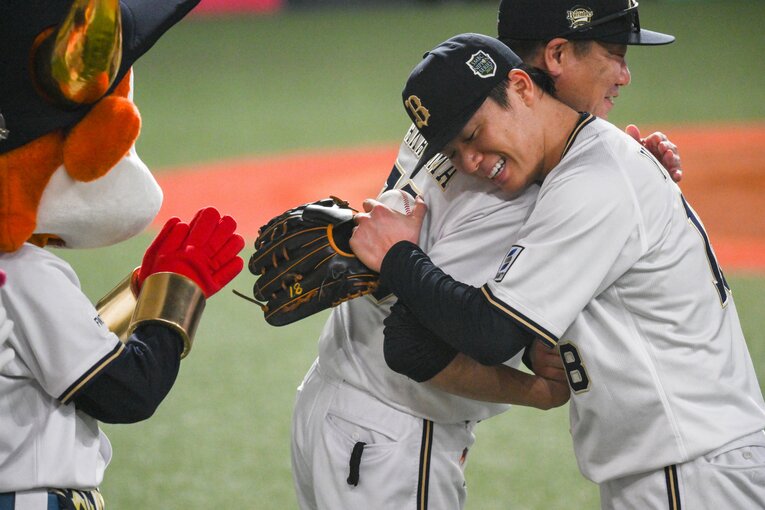 138球完投勝利の山本由伸をねぎらい中嶋監督がハグ　©︎Nanae Suzuki