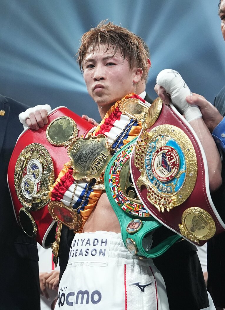 誇らしげにベルトを掲げる　©Naoki Fukuda