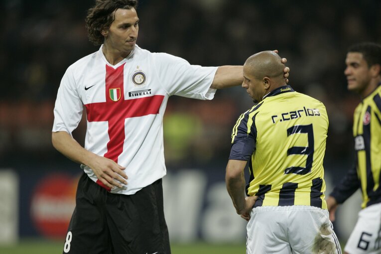 インテル時代、CLでロベルト・カルロスの頭をなでるがお相手の表情は……　©Takuya Sugiyama