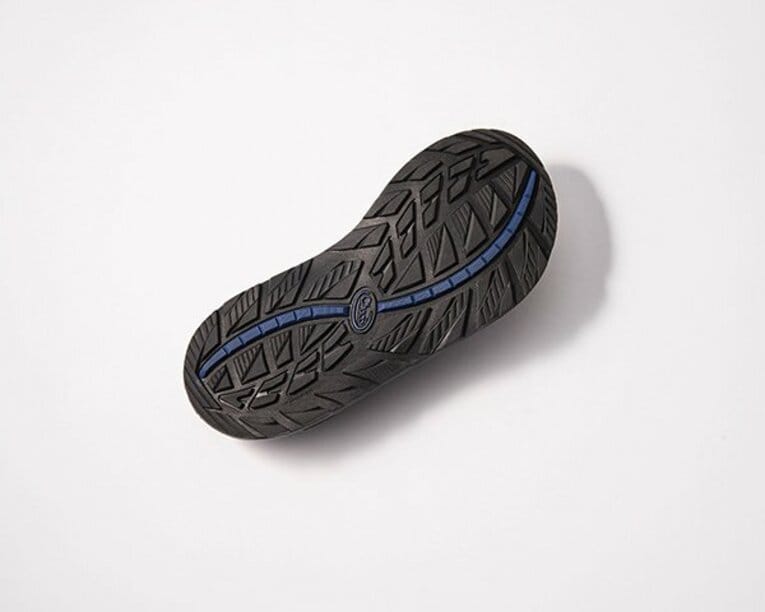 従来はビブラム社製のアウトソールだったが、よりトラクション性、グリップ性能を向上させたチャコ独自のソール〈CHACOGRIP〉を採用している。街履きからアウトドアまで、さまざまなシーンで活躍する。