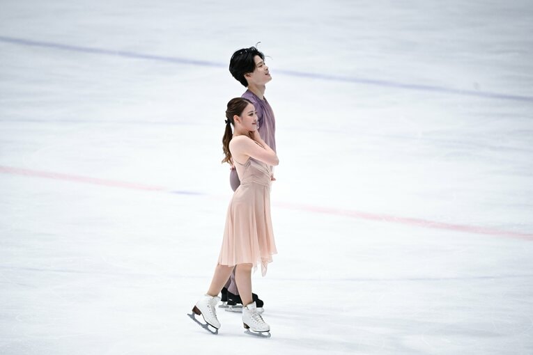 初の国際大会出場となった「木下グループ杯」で演技を行う紀平梨花・西山真瑚　©Asami Enomoto【スワイプするとそのほかの写真もご覧になれます】