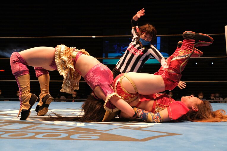 藤本から、ついに3カウントを奪った