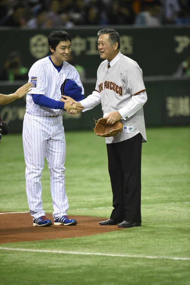 2014年日米野球の始球式に登板した村上雅則と握手　©︎Naoya Sanuki