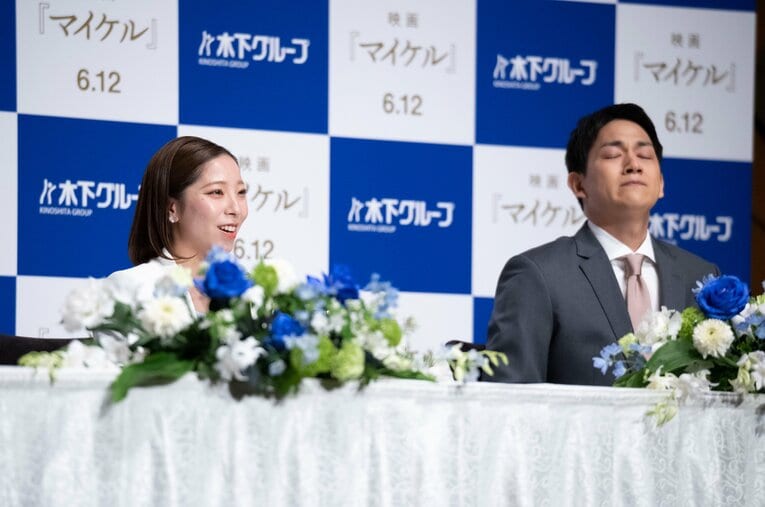 りくりゅう引退会見の冒頭で涙を流す木原龍一と笑顔の三浦璃来 ／ photograph by Asami Enomoto