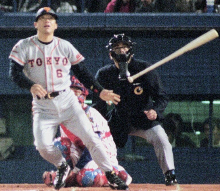 1996年4月9日、ヤクルト戦でシーズン初本塁打。42歳4カ月の一発は、セ・リーグの日本人選手最年長本塁打（当時）だった　©KYODO