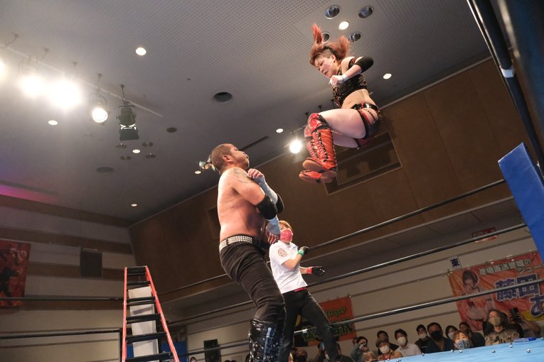 「いつか、傷だらけの背中でウェディングドレスを」 18歳の女子レスラー・鈴季すずが大流血を「嬉しい」と語る理由(69)