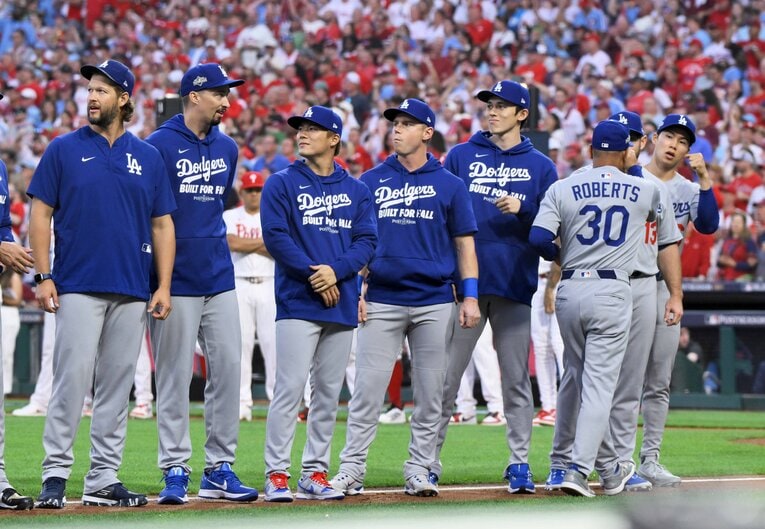 スネルを見つめる山本　©JIJI PRESS