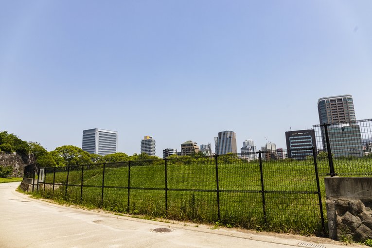 こちらが鴻臚館の跡地。平和台球場の外野スタンドの下から見つかった