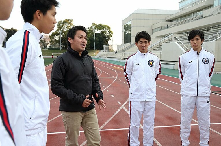 長距離専任コーチとして招聘された保科光作が強化の中心となる。箱根駅伝に慶應のエンブレムが帰って来るのはいつになるだろうか。 ／ photograph by Shigeki Yamamoto