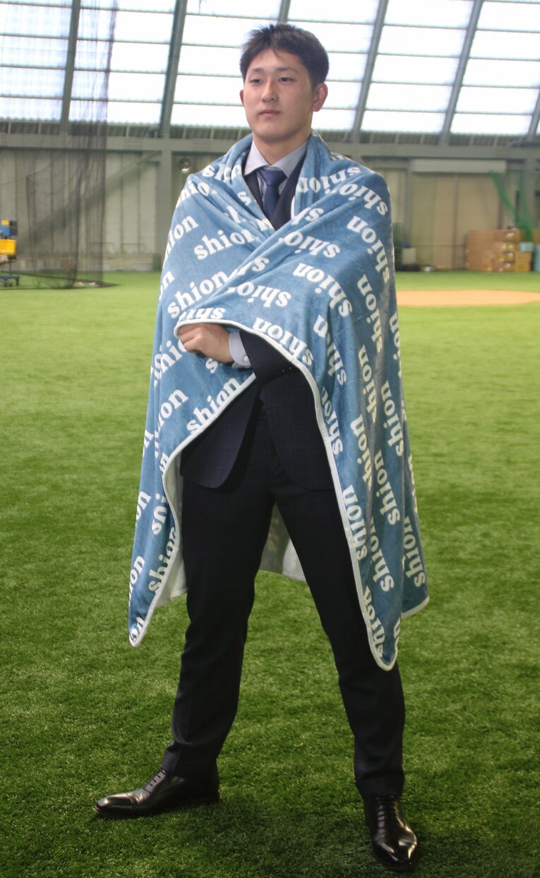 高校のチームメイトからプレゼントされたブランケット。本人は「常に持っておきたい」と入寮時に持ち込んだ　©JIJI PRESS