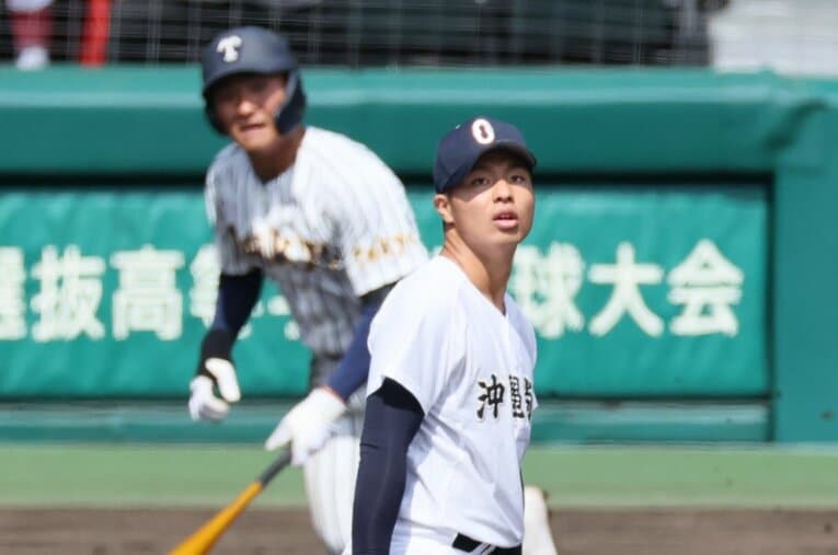 帝京の蔦原悠太に逆転の2点タイムリーを打たれた末吉良丞。「夏春連覇」の夢は初戦でついえた ／ photograph by JIJI PRESS