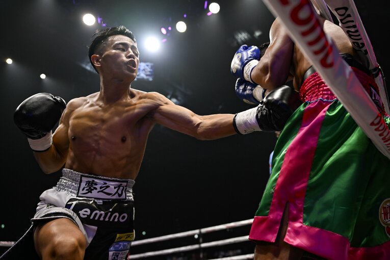 ロープ際のユッタポンに連打を浴びせる武居由樹　©Hiroaki Finito Yamaguchi