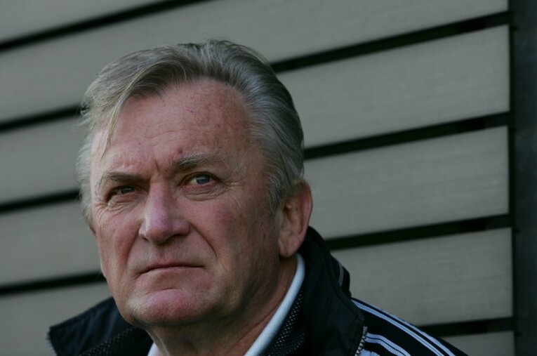 2004年、ジェフユナイテッド市原（当時）を率いた時のオシム。帝京元監督の古沼貞雄さんとはよく食事に行く仲だった　©Takao Yamada