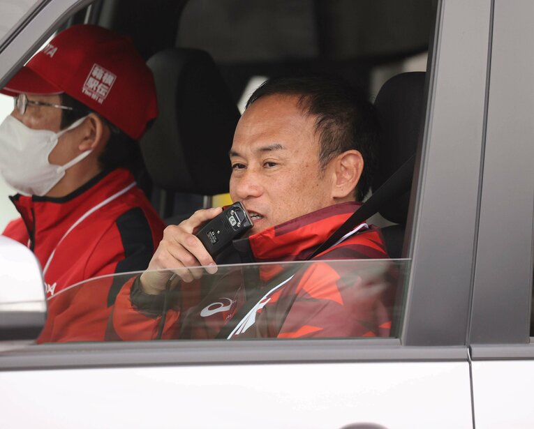 運営管理者から声をかける花田監督　©JIJI PRESS