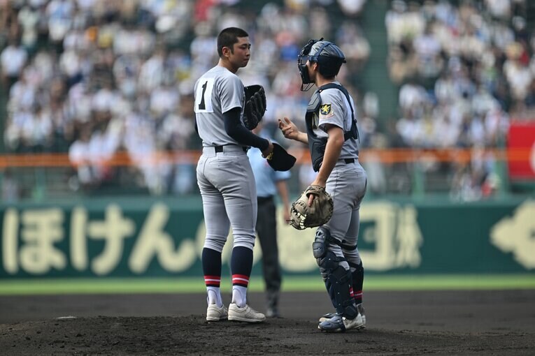 仙台育英の高橋と尾形のバッテリー。それぞれ志望校を決めた後に同じ早稲田大を志願していたことを知ったという　©Hideki Sugiyama