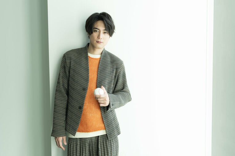 数々の話題作で印象的なキャラクターを演じてきた間宮祥太朗さん。実は大の阪神ファンにしてプロを真剣に目指していた元野球少年でもあった（写真をクリックすると、その他の「撮りおろし特別グラビア」もご覧になれます）