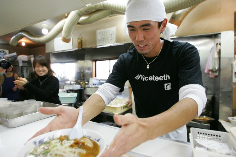 Jリーグのインターンシップ制度を利用し、「谷やんラーメン」で職業体験（2006年1月）©︎J.LEAGUE