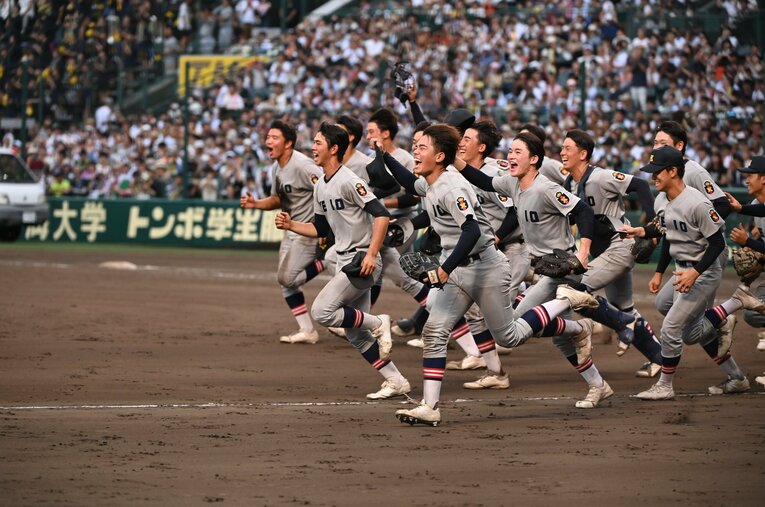 107年ぶり2度目の甲子園優勝を決めた慶応高校。「エンジョイ・ベースボール」と言われるが、その本質は…？ ／ photograph by Naoya Sanuki