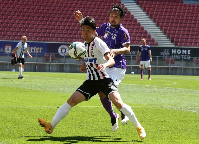 LASKリンツのセカンドチーム、FCジュニアーズOÖでプレーする中村。まだソックスは短くしていない　©Getty Images