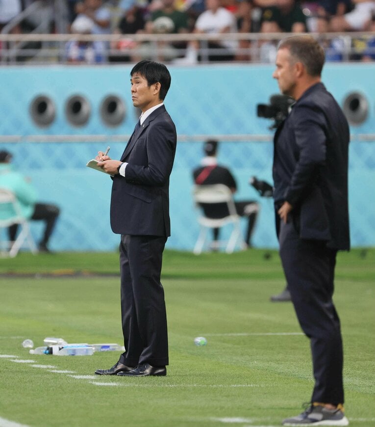 積極的な交代策で、流れを一気に引き寄せた森保一監督。この試合でもメモを書いていた　©︎JIJI PRESS