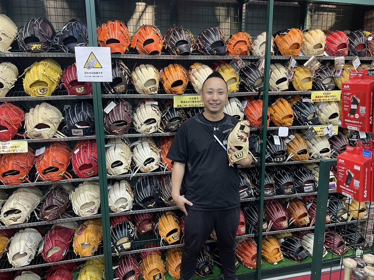 野球専門店・ベースマン立川店のカリスマ店長、星徹弥さん。「2.0超えの野球用具視力を持つ男」の異名を持つ