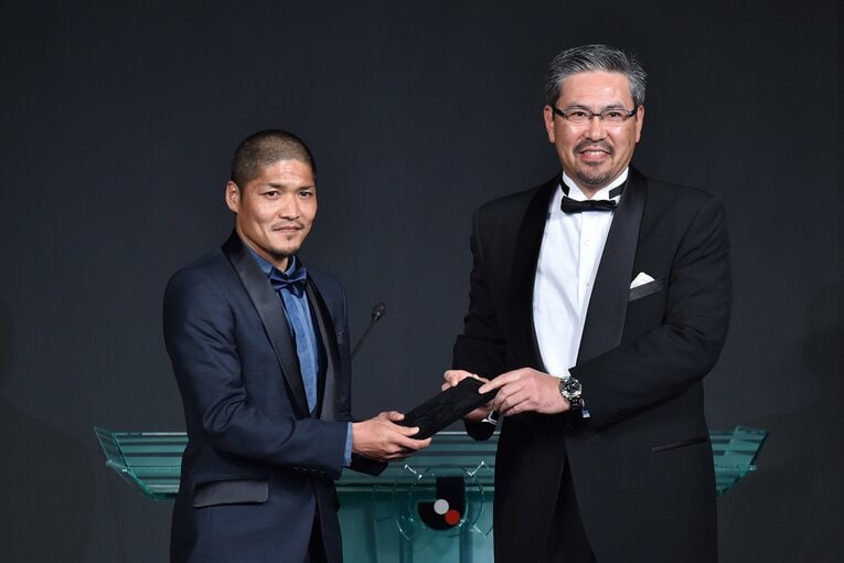 2015年、3年連続で得点王に輝きJリーグアウォーズで表彰される大久保。プレゼンターは元プロ野球選手で柏レイソルサポーターとしても知られる小宮山悟氏　©Getty Images