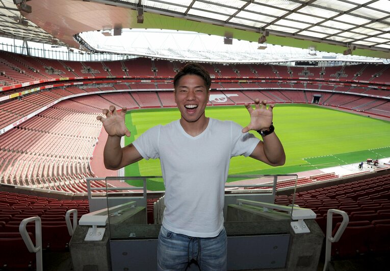 2016年夏にアーセナルに完全移籍したときの浅野拓磨。エミレーツスタジアムでジャガーポーズ　©Getty Images