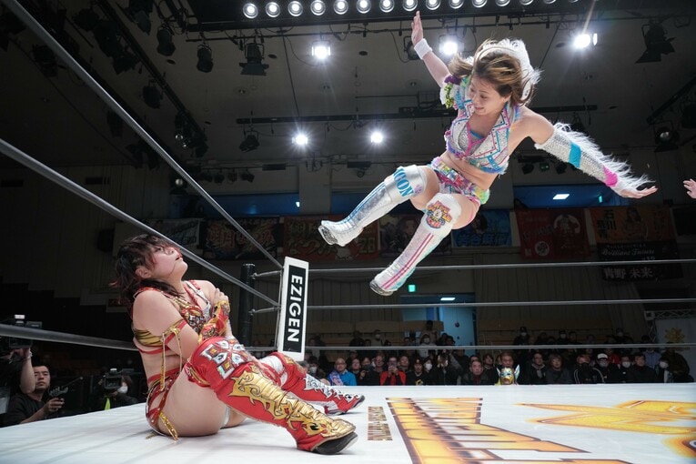 林下詩美に串刺しドロップキックを放つ岩谷麻優　©Essei Hara