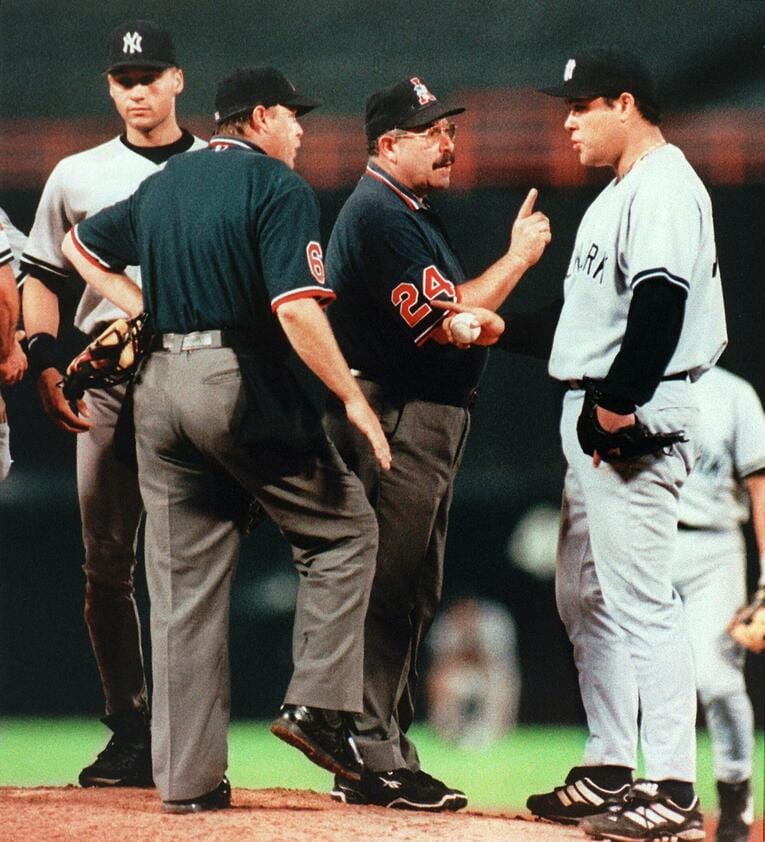 1997年8月、マウンドで審判から注意を受ける伊良部　©JIJI PRESS