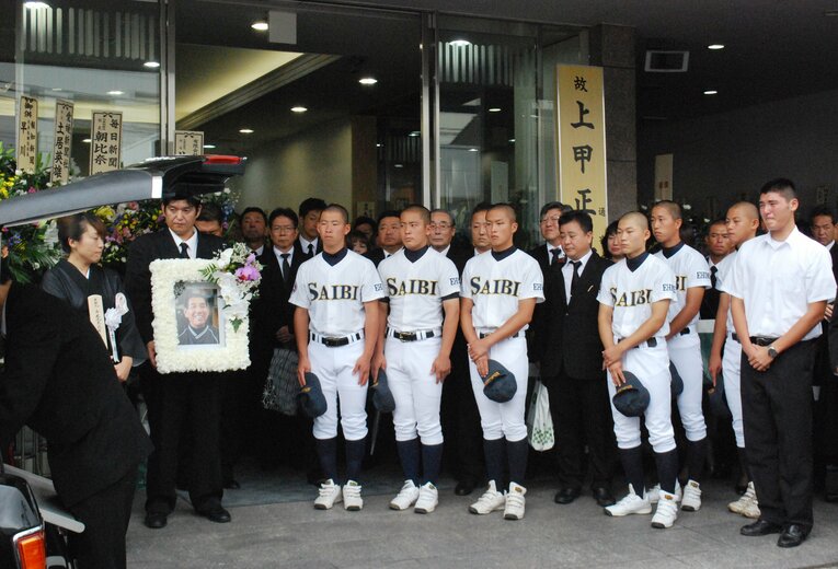 出棺の際、涙を浮かべる安樂　©JIJI PRESS