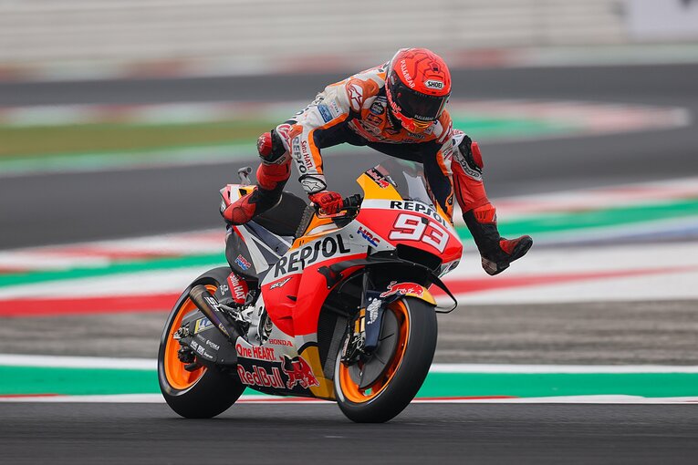 2021年のホンダ時代に、マシンの挙動の乱れを驚異的な身体能力で受け流すマルケス　©SatoshiEndo