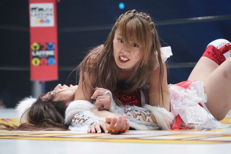 青野未来を押さえにいく桜井麻衣　©Essei Hara