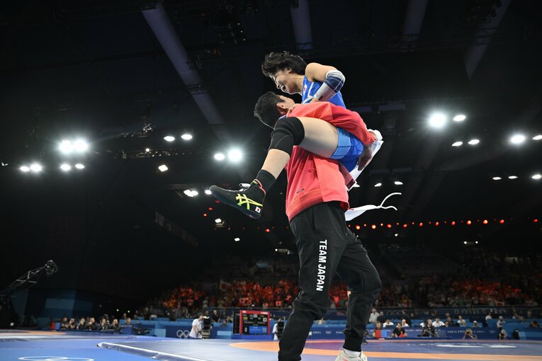 父・俊一さんに豪快なダイブ（2枚目／全2枚）©Asami Enomoto/JMPA