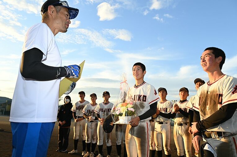 イチローさんの指導を受けた際の県立富士高校。彼らは稀有な経験を得て、どんな気づきを得たのか　©Naoya Sanuki