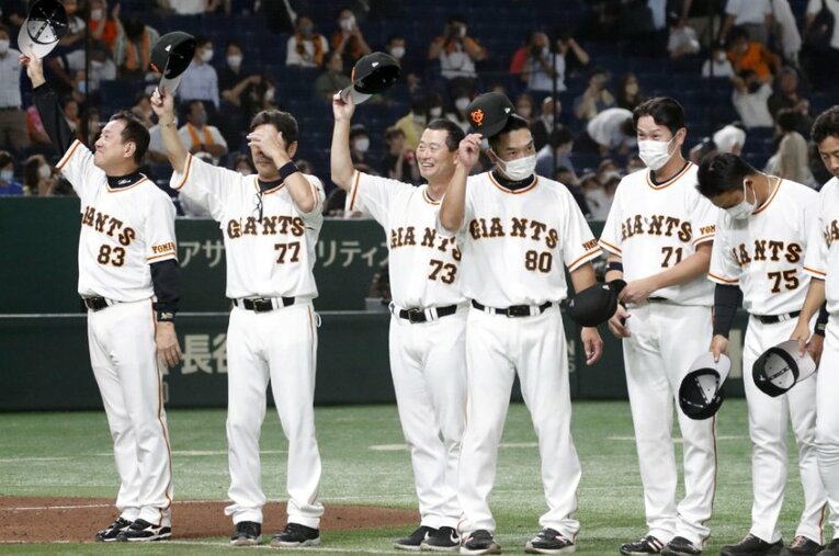 後半戦、阪神から初勝利をあげファンに応える巨人・原辰徳監督、桑田真澄コーチ、阿部慎之助コーチたち ／ photograph by KYODO