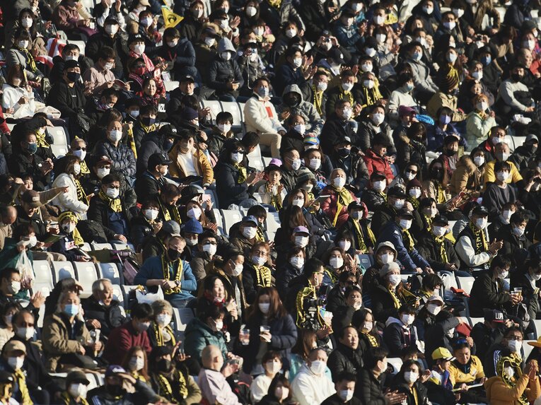 東京SG対BL東京は多くの観客を魅了する乱戦となった　©Yuki Suenaga