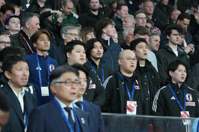 負傷中の南野拓実や遠藤航もスタンドに　©Masashi Hara