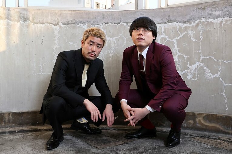 結成4年でM-1決勝初出場となったもも。金髪の方がまもる。（28歳）、メガネの方がせめる。（28歳）。大阪吉本所属　 ／ photograph by Shigeki Yamamoto