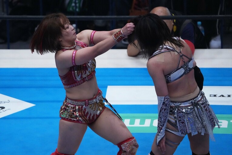 朱里に頭突きをかますSareee　©Essei Hara