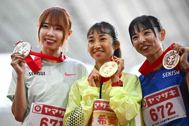 2位の山本有真（左、積水化学）、3位の森智香子（積水化学）とともに　©Asami Enomoto